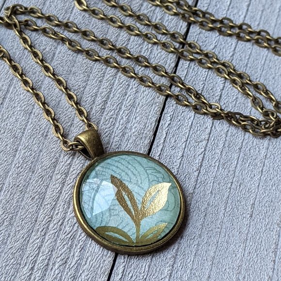 Glass Dome Cabochon Necklace with Gold Leaves & Pale Green Lines Pattern - Picture 14 of 16